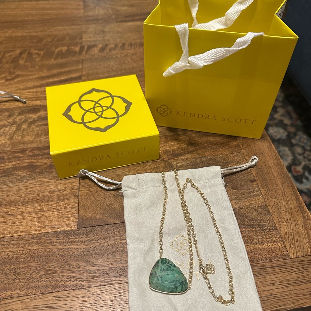 Kendra Scott Gold and Cream Pendant Necklace